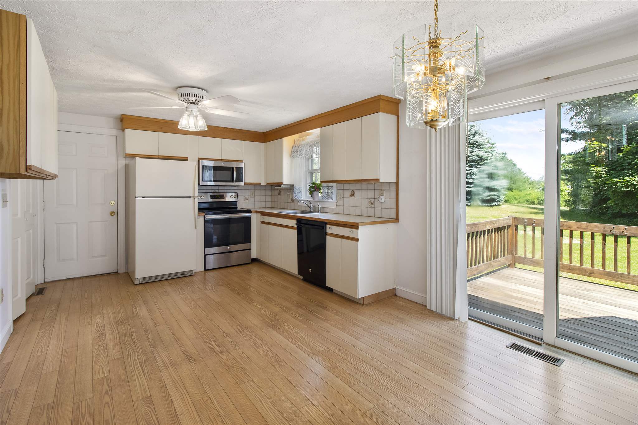 211 Winding Pond Road Londonderry, NH 03053 - Photo 8 of 23