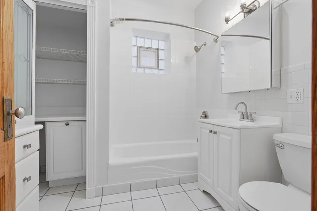 $2,150 | 823 North Hoyne Avenue, Unit 2, Chicago, IL 60622