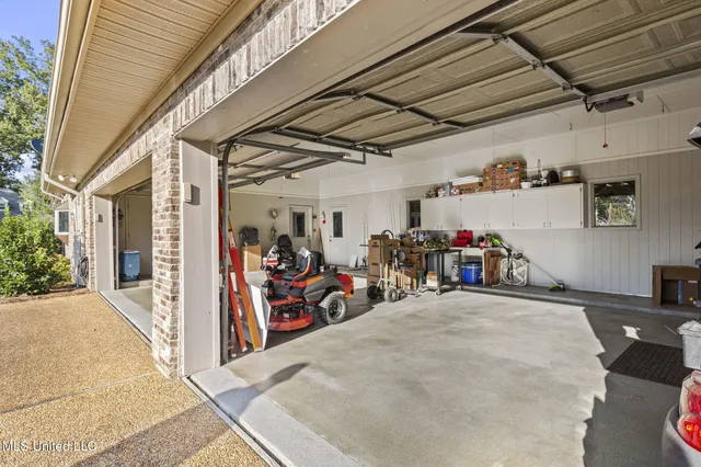 $525,000 | 901 Hackberry Lane, Canton, MS 39046