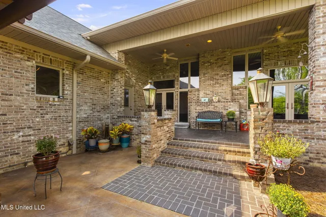 $525,000 | 901 Hackberry Lane, Canton, MS 39046