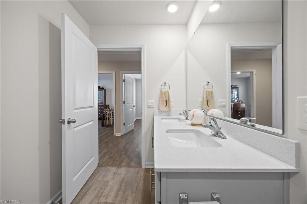 4574 Heatherly Road Winston-Salem, NC 27105 - Photo 30 of 41 Hallway bath, tub/shower combo
