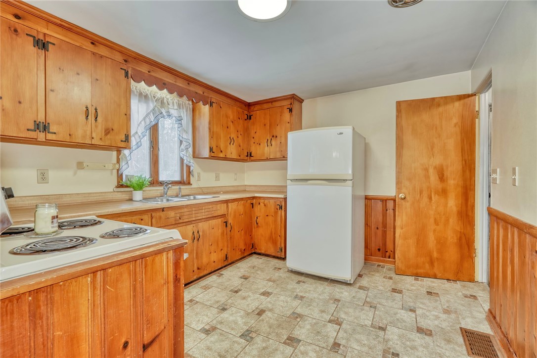 572 Holt Road Webster, NY 14580 - Photo 17 of 39