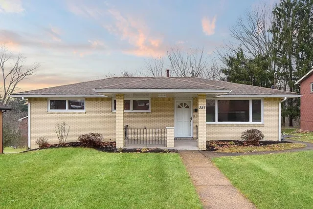a view of a house with backyard