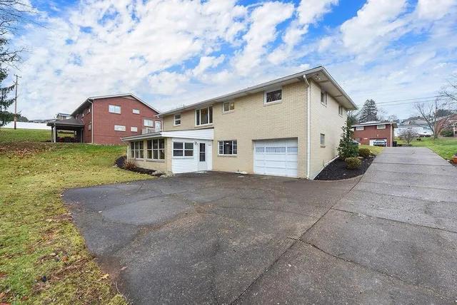 a view of a house with a yard