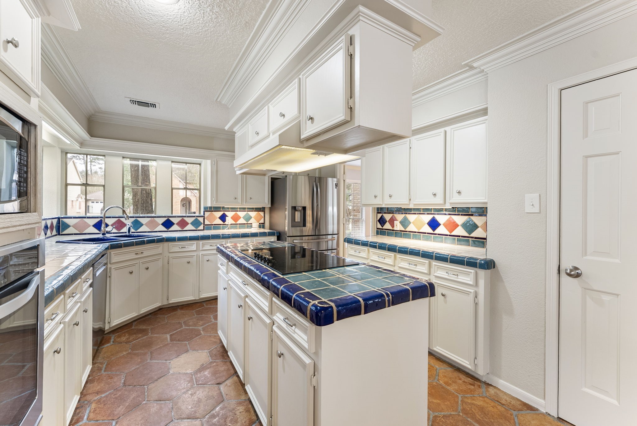 5718 Glenmere Lane Spring, TX 77379 - Photo 11 of 40 Freshly painted crown molding and trim add a crisp, updated touch to the kitchen.