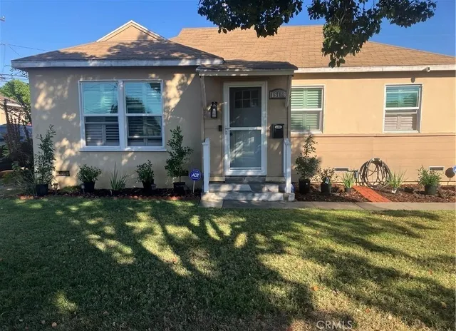 a view of a house with backyard