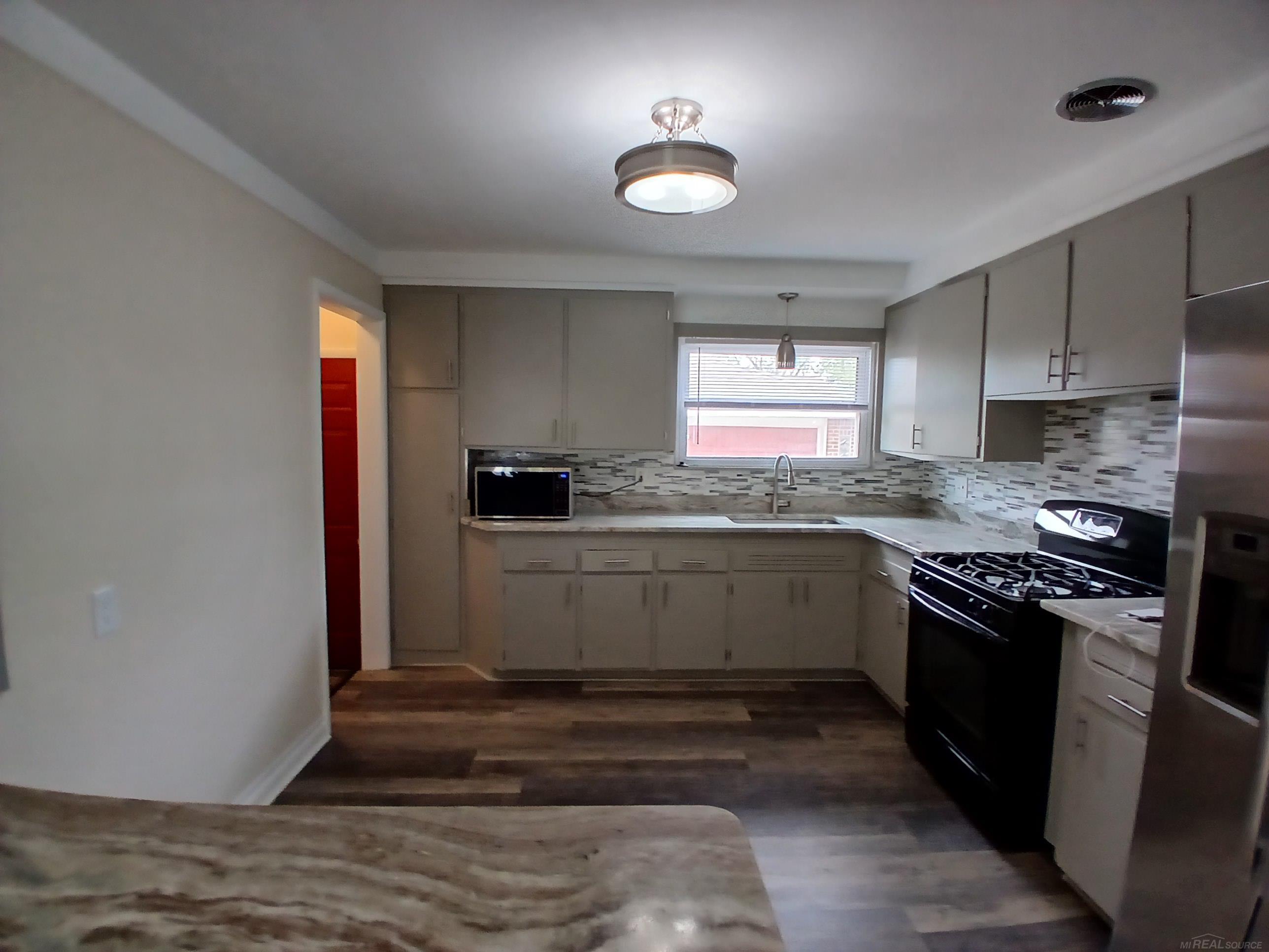 24675 Ridgecroft Avenue Eastpointe, MI 48021 - Photo 13 of 31
