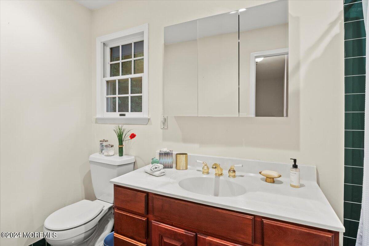 676 Locust Point Road Atlantic Highlands, NJ 07716 - Photo 25 of 56 a bathroom with a sink toilet vanity and tub