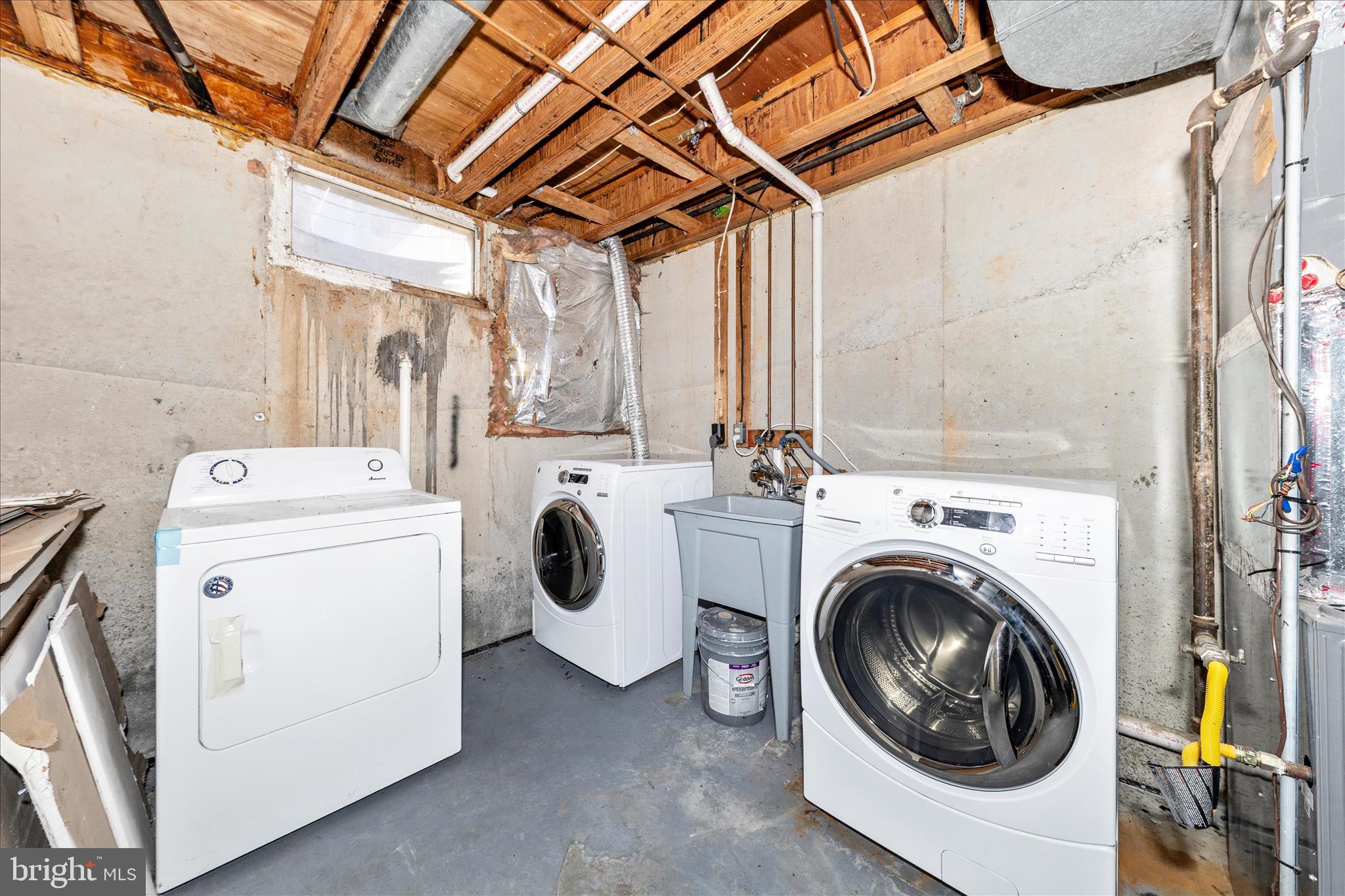 13303 Country Ridge Drive Germantown, MD 20874 - Photo 35 of 45 a utility room with dryer and washer