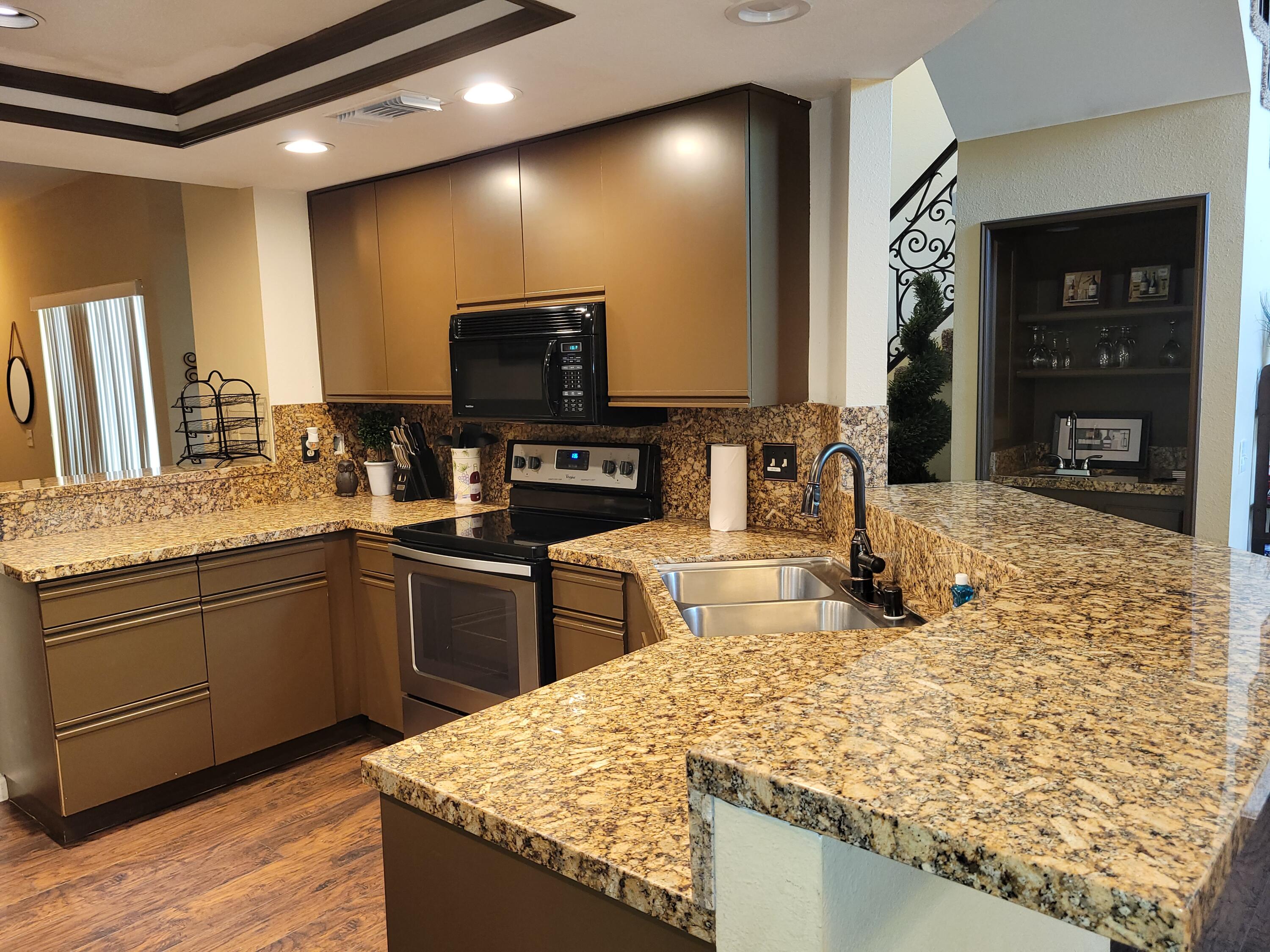 79738 Olympia Fields La Quinta, CA 92253 - Photo 5 of 50 Slabe Granite Kitche Counters