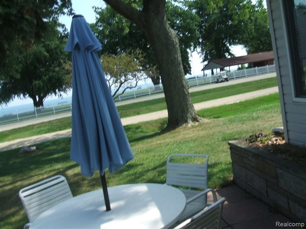 holiday exterior 017.JPG
