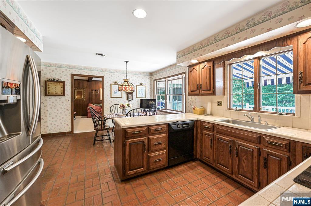 7 Arthur Court Demarest, NJ 07627 - Photo 9 of 46