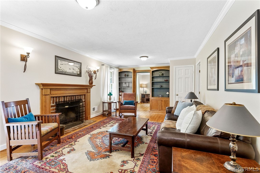 1518 Willingham Road Henrico, VA 23238 - Photo 14 of 50 Family room w/hardwood floors, FP, built-ins and w