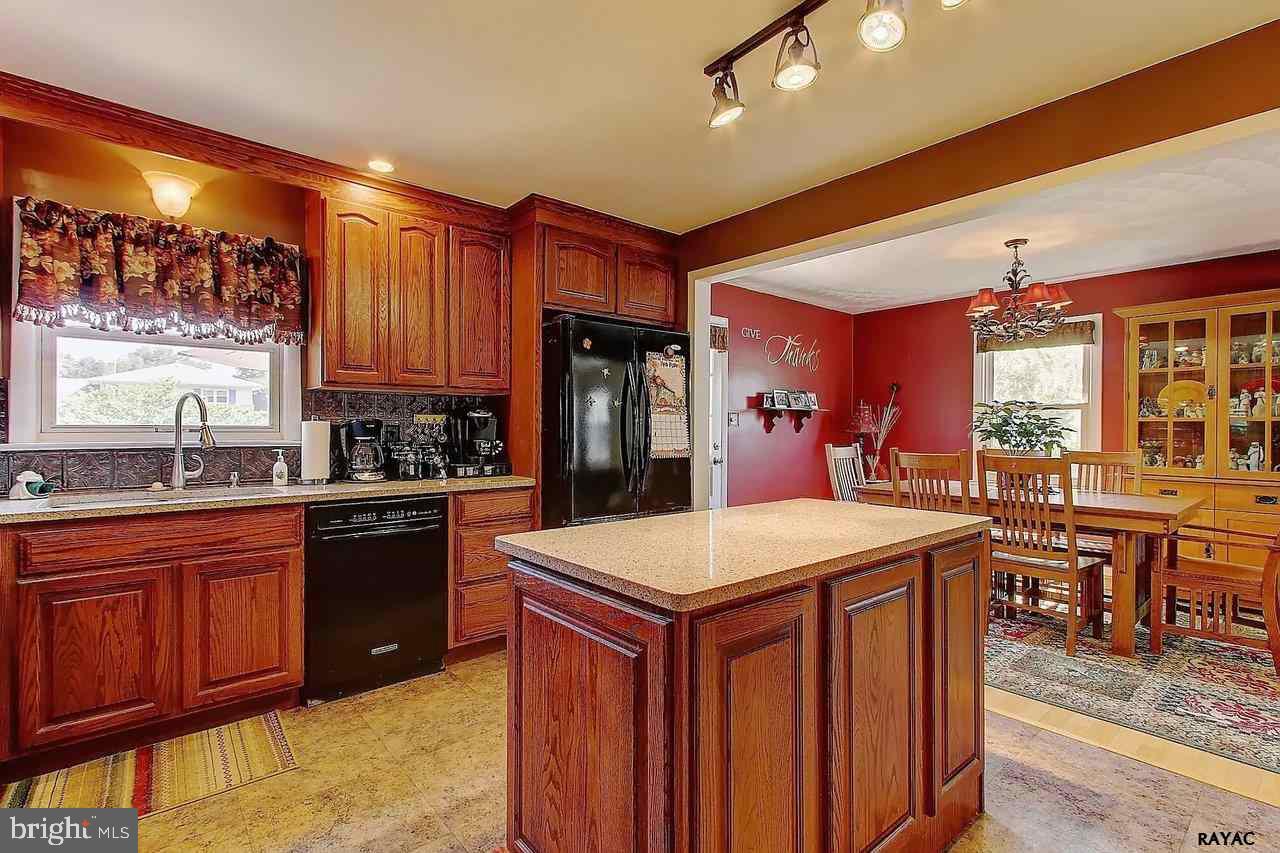 1751 Sapphire Road York, PA 17408 - Photo 3 of 27 Gallery Image 3