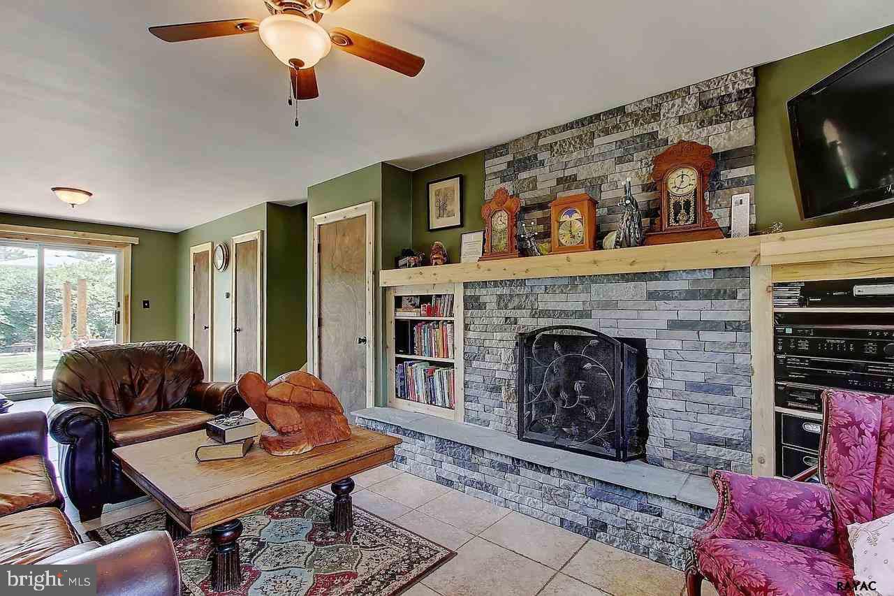 1751 Sapphire Road York, PA 17408 - Photo 5 of 27 Gallery Image 5