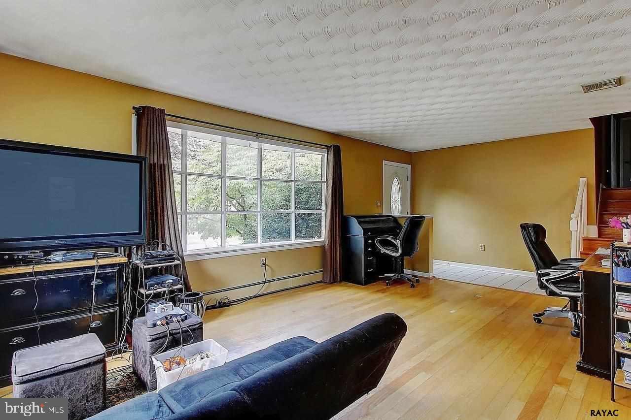 1751 Sapphire Road York, PA 17408 - Photo 8 of 27 Gallery Image 8
