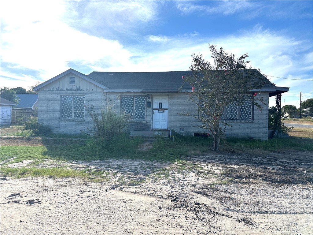 321 North Lee Street Mathis, TX 78368 - Photo 4 of 11 a view of a house with a yard