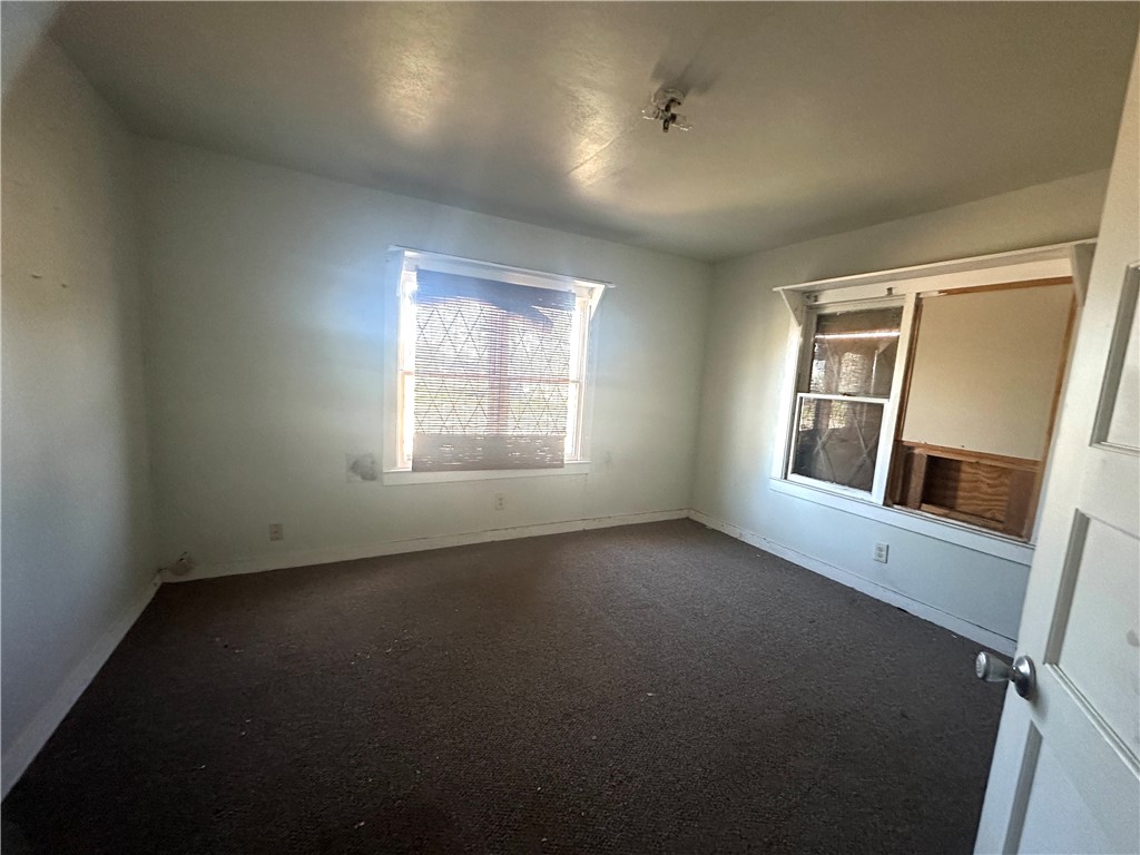 321 North Lee Street Mathis, TX 78368 - Photo 9 of 11 an empty room with windows