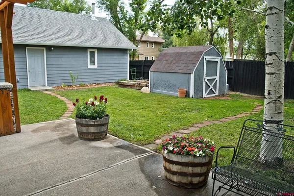 a view of a house with backyard