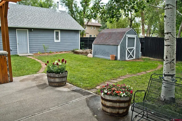 a view of a house with backyard