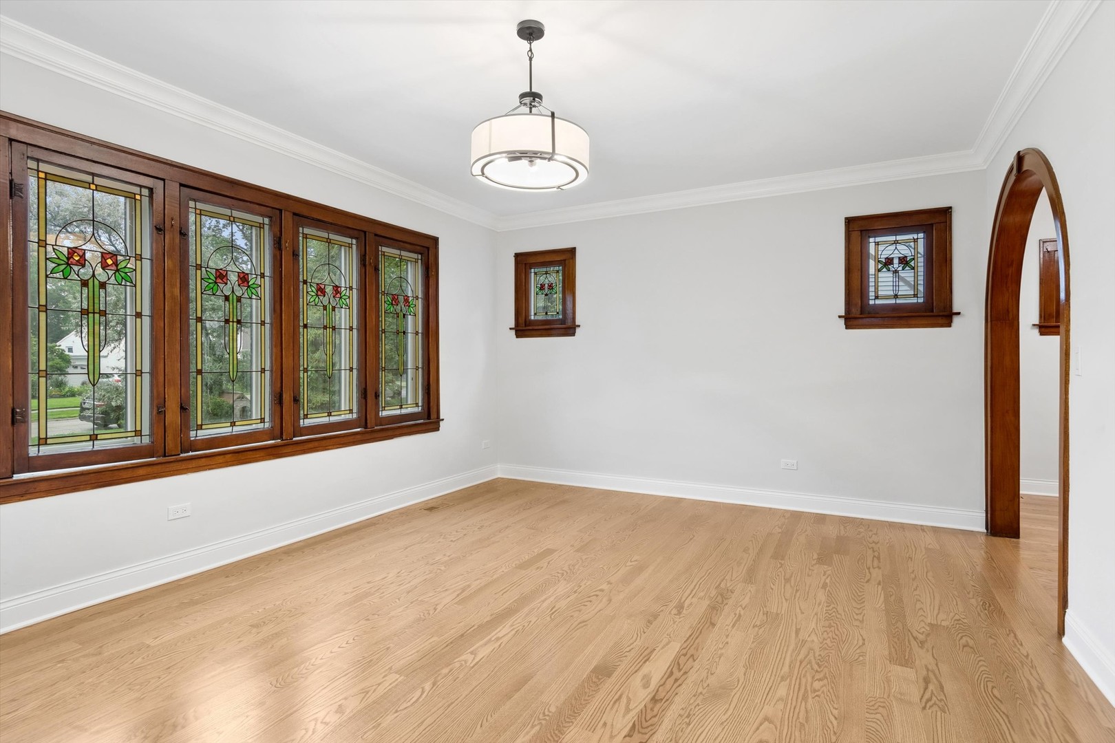 354 Lionel Road Riverside, IL 60546 - Photo 9 of 38 Gallery Image 9