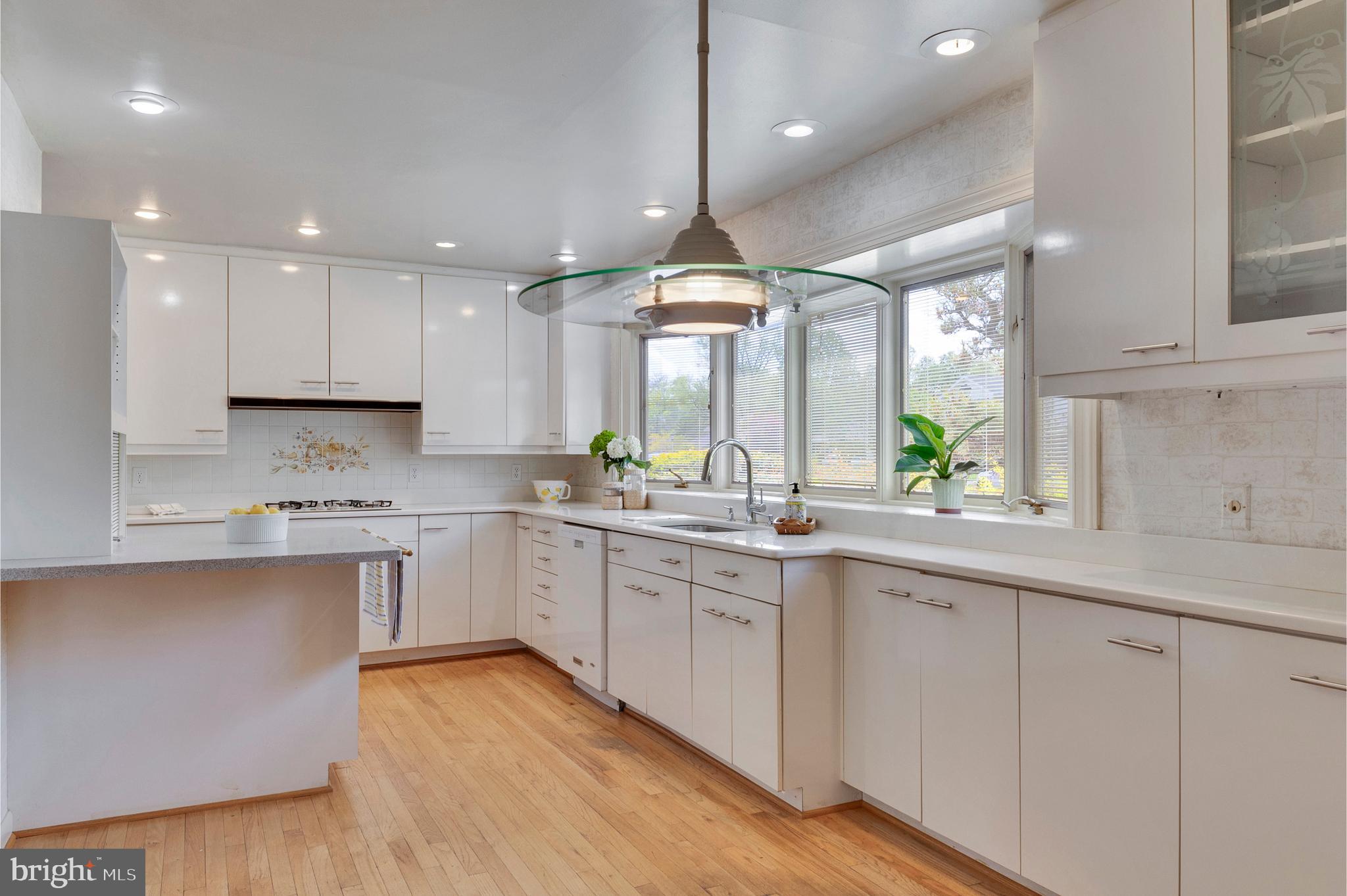 Chef's Kitchen with Breakfast nook