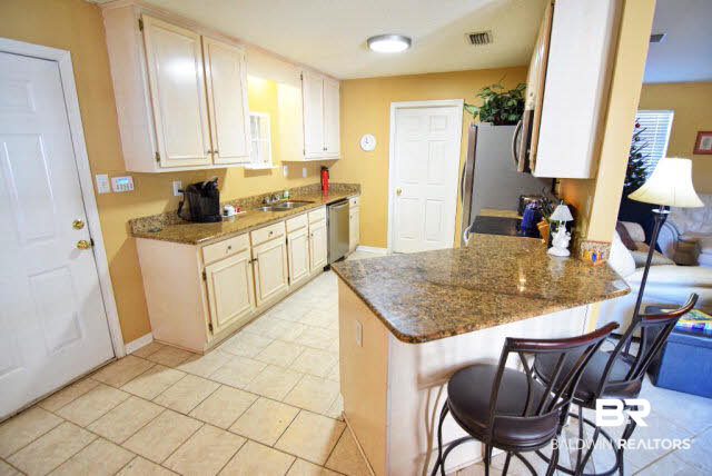 17250 Phillips Place Fairhope, AL 36532 - Photo 9 of 37 Breakfast Bar
