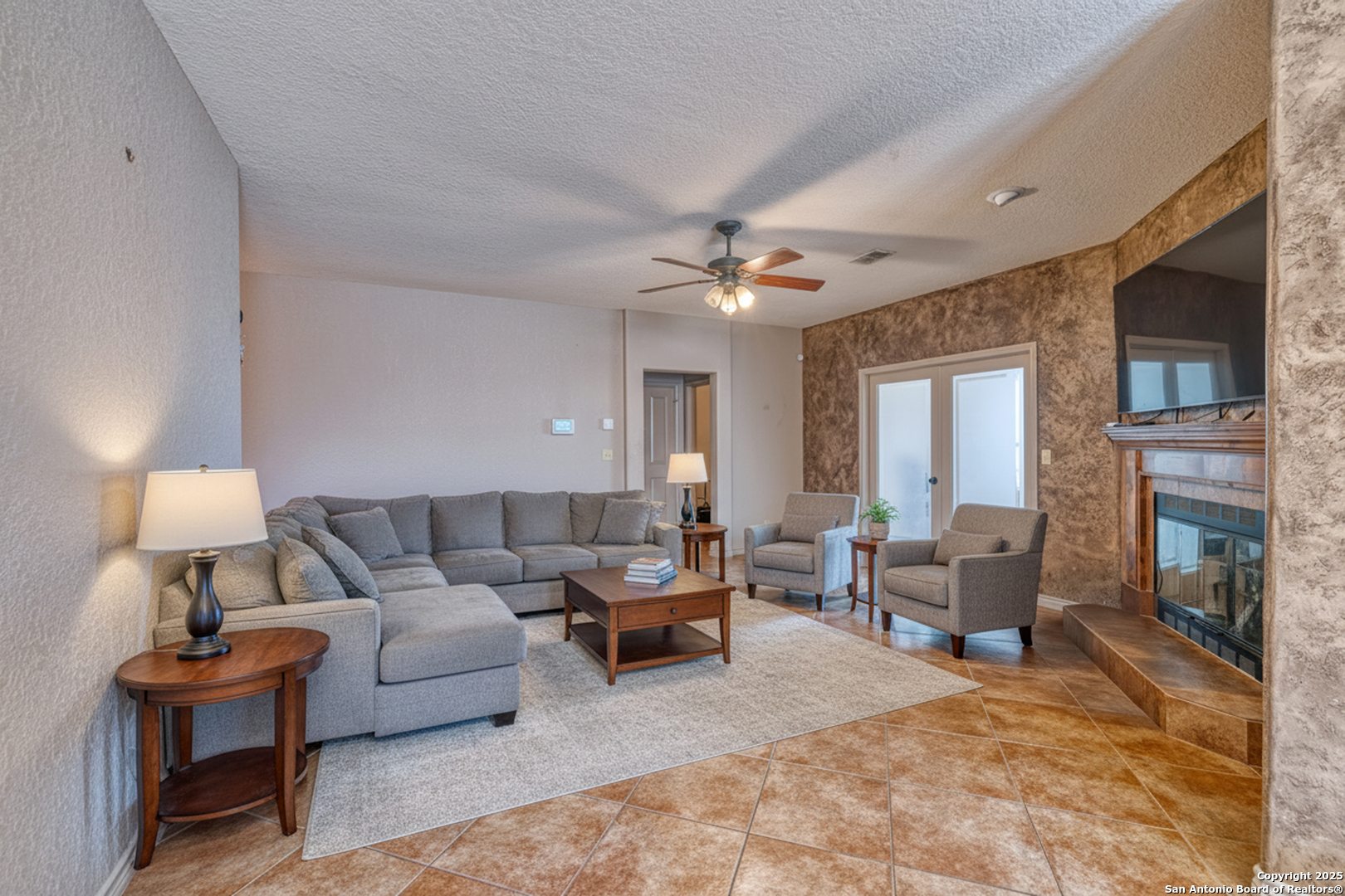 3 Briar Court Uvalde, TX 78801 - Photo 12 of 27 a living room with furniture and a lamp