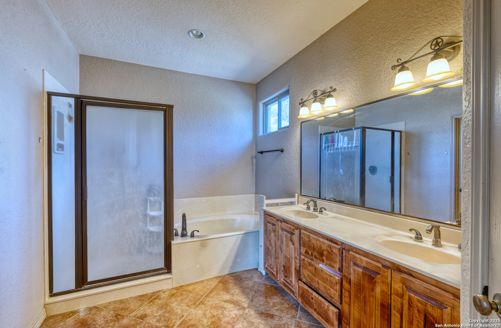 3 Briar Court Uvalde, TX 78801 - Photo 26 of 27 a bathroom with a tub double sink window and mirror