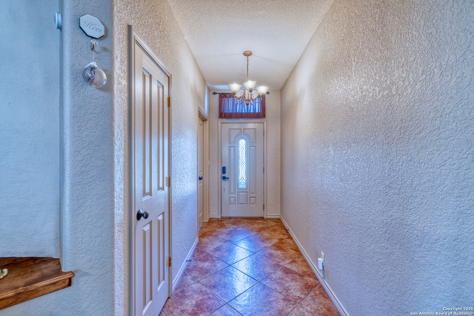 3 Briar Court Uvalde, TX 78801 - Photo 9 of 27 a view of a hallway view with chandelier