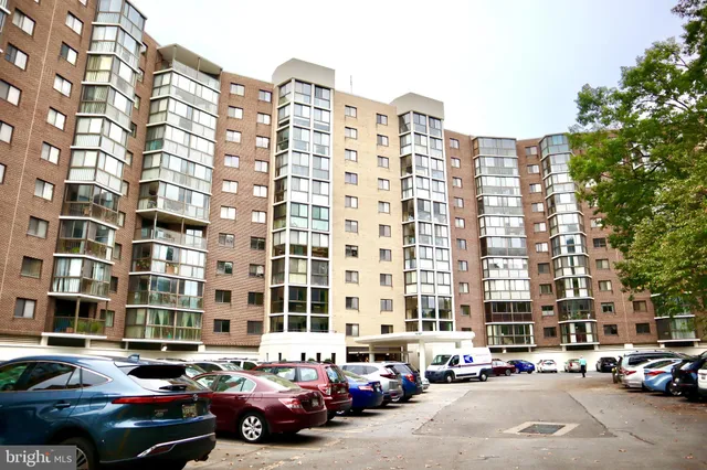 a view of livingroom with furniture