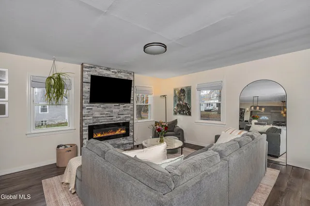 $349,900 | 2040 Arkona Court, Niskayuna, NY 12309