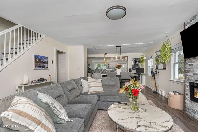 $349,900 | 2040 Arkona Court, Niskayuna, NY 12309