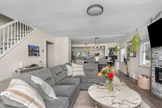 $349,900 | 2040 Arkona Court, Niskayuna, NY 12309