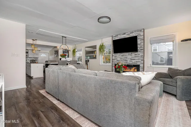 $349,900 | 2040 Arkona Court, Niskayuna, NY 12309