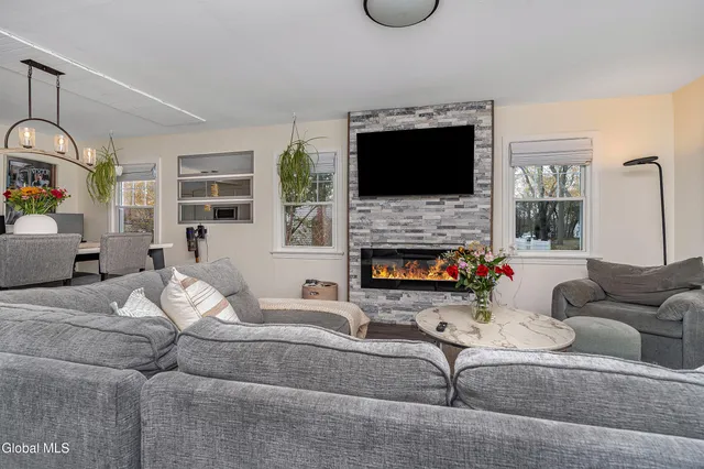 $349,900 | 2040 Arkona Court, Niskayuna, NY 12309