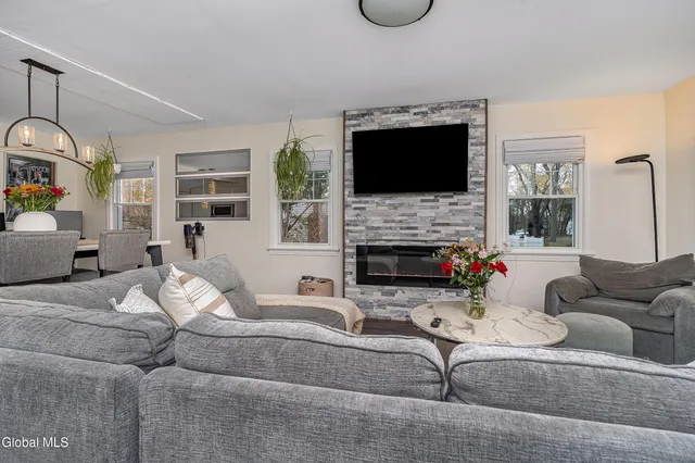 $349,900 | 2040 Arkona Court, Niskayuna, NY 12309