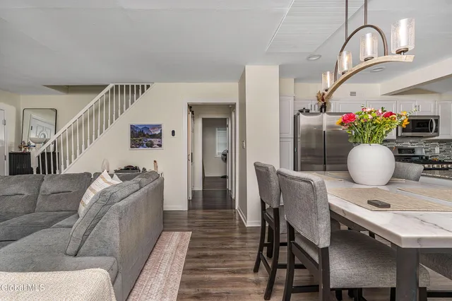 $349,900 | 2040 Arkona Court, Niskayuna, NY 12309