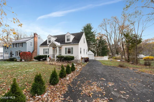 $349,900 | 2040 Arkona Court, Niskayuna, NY 12309