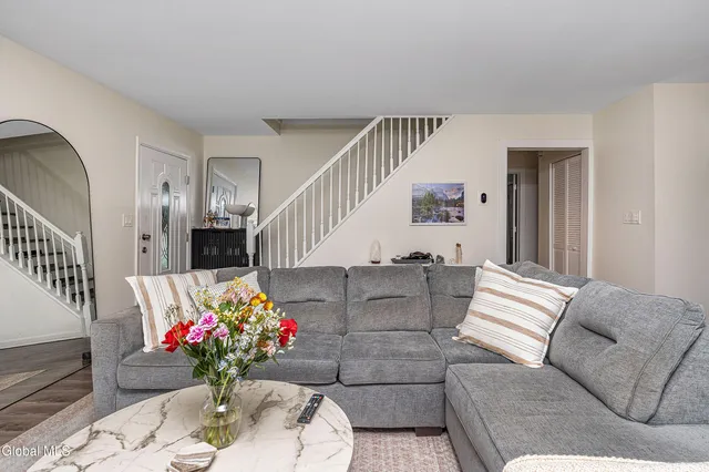 $349,900 | 2040 Arkona Court, Niskayuna, NY 12309