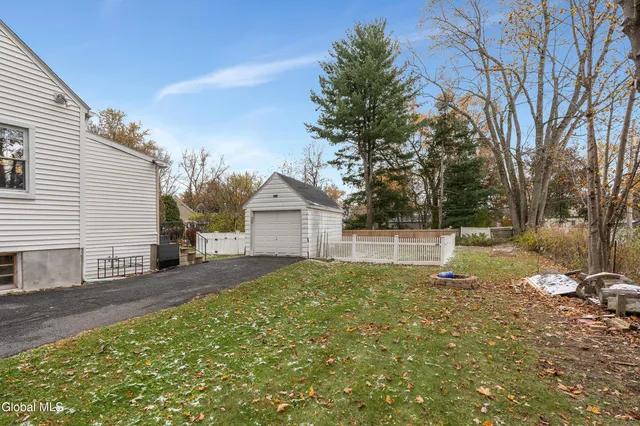 $349,900 | 2040 Arkona Court, Niskayuna, NY 12309