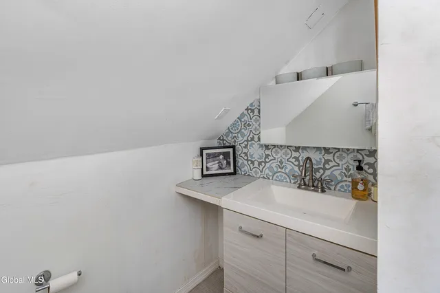 $349,900 | 2040 Arkona Court, Niskayuna, NY 12309