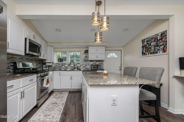 $349,900 | 2040 Arkona Court, Niskayuna, NY 12309