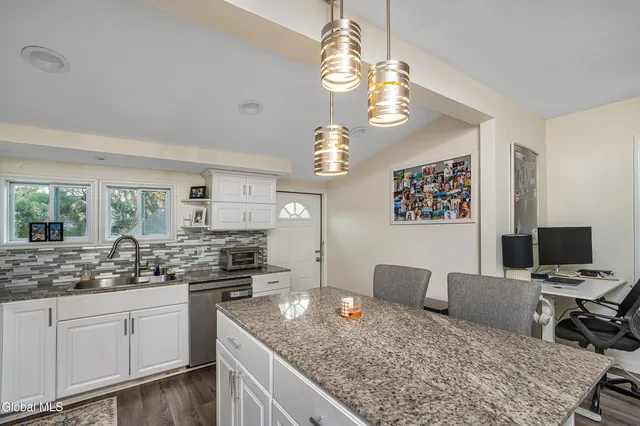 $349,900 | 2040 Arkona Court, Niskayuna, NY 12309