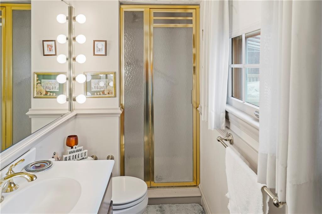 277 Foxcroft Road Pittsburgh, PA 15220 - Photo 12 of 25 Gallery Image 12