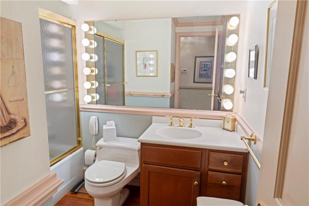 277 Foxcroft Road Pittsburgh, PA 15220 - Photo 15 of 25 Gallery Image 15