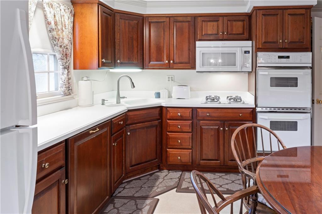 277 Foxcroft Road Pittsburgh, PA 15220 - Photo 8 of 25 Gallery Image 8