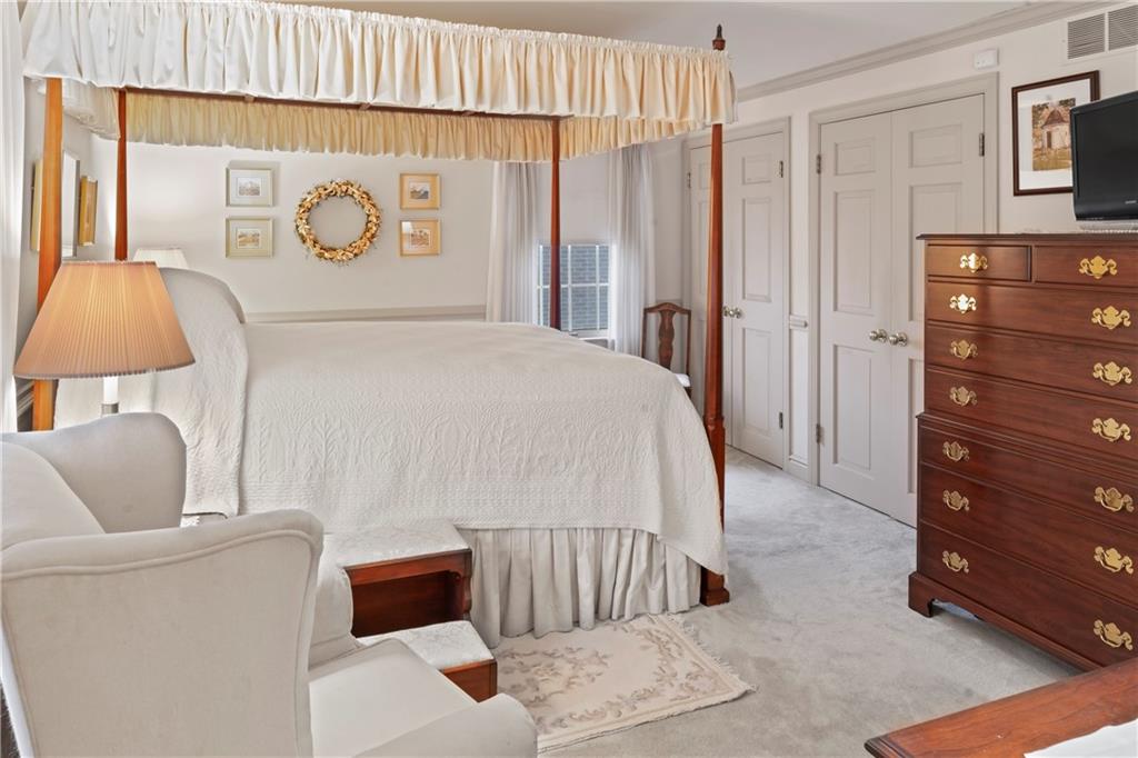 277 Foxcroft Road Pittsburgh, PA 15220 - Photo 10 of 25 Gallery Image 10