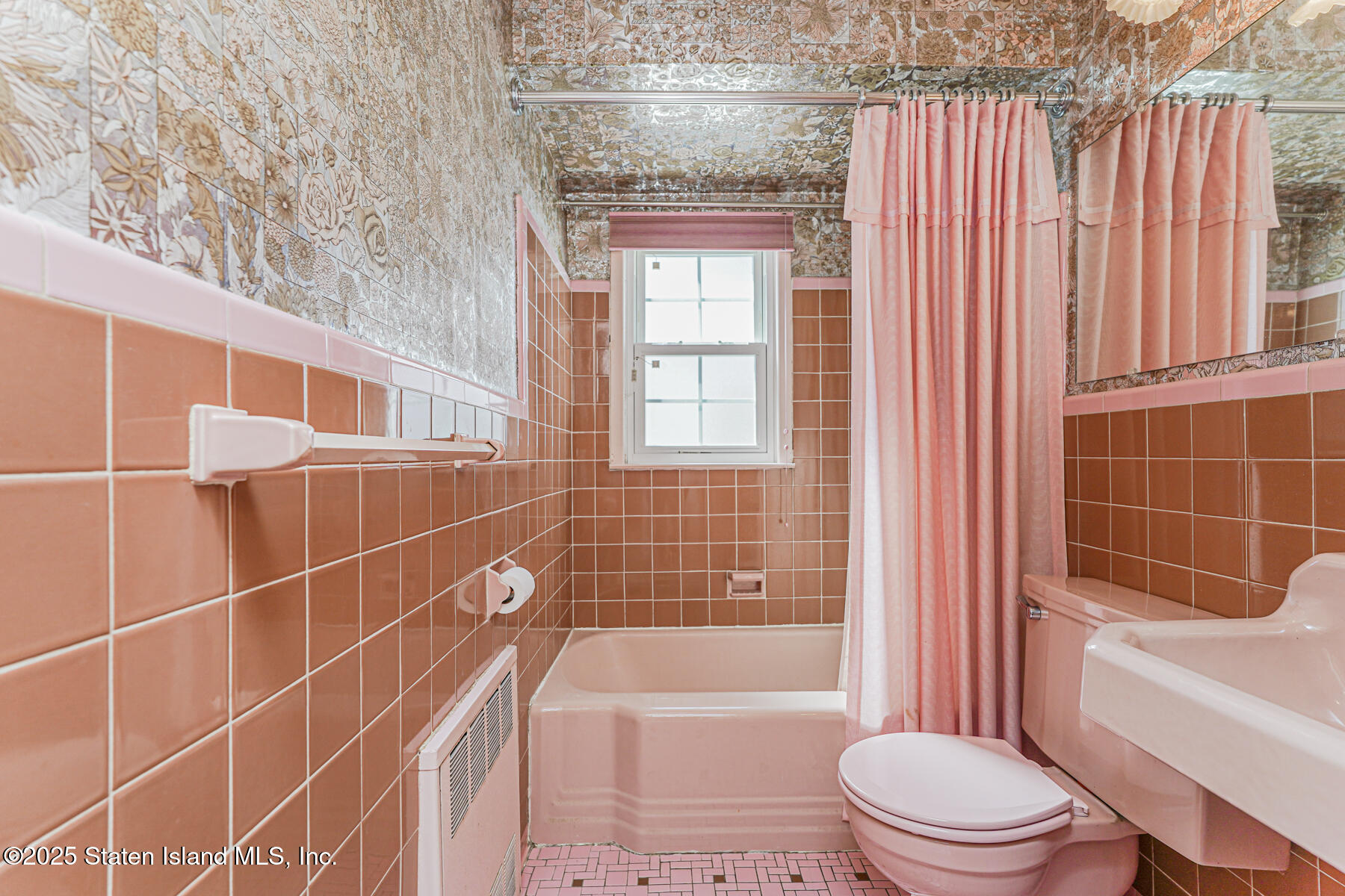 112 Windermere Road Staten Island, NY 10305 - Photo 17 of 32 a bathroom with a toilet a sink and bathtub
