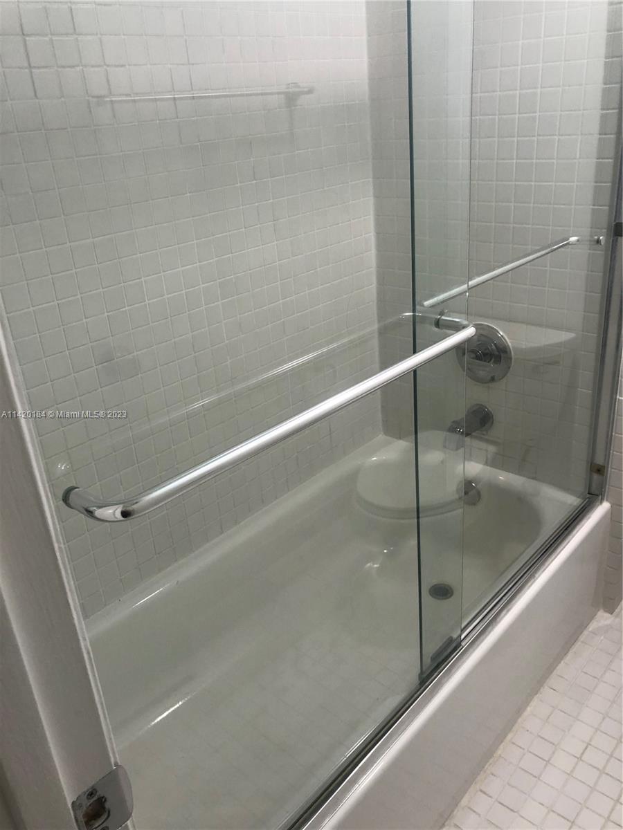 330 Racquet Club Road, Unit 201 Weston, FL 33326 - Photo 30 of 43 a bathroom with a bathtub
